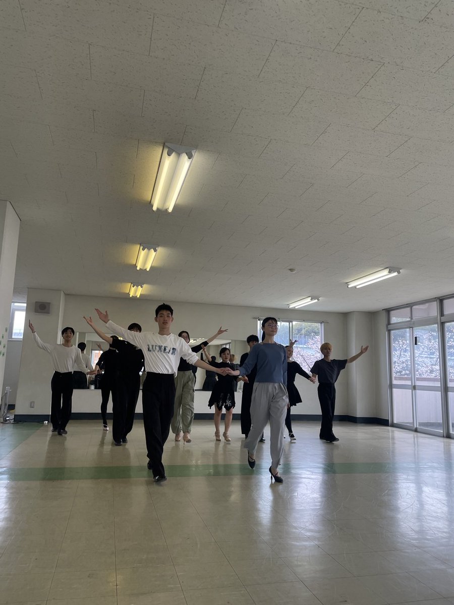 4月6日練習日記

今日の練習は来週の中部モダン戦に向けて踊り込みをしました。OGの先輩にもたくさんのアドバイスをしていただきました。2年生は正式カップルとして初めての大会なのでそれぞれのカップルで技術を高めていきたいです。
#春から愛工大　#春から愛知工業大学