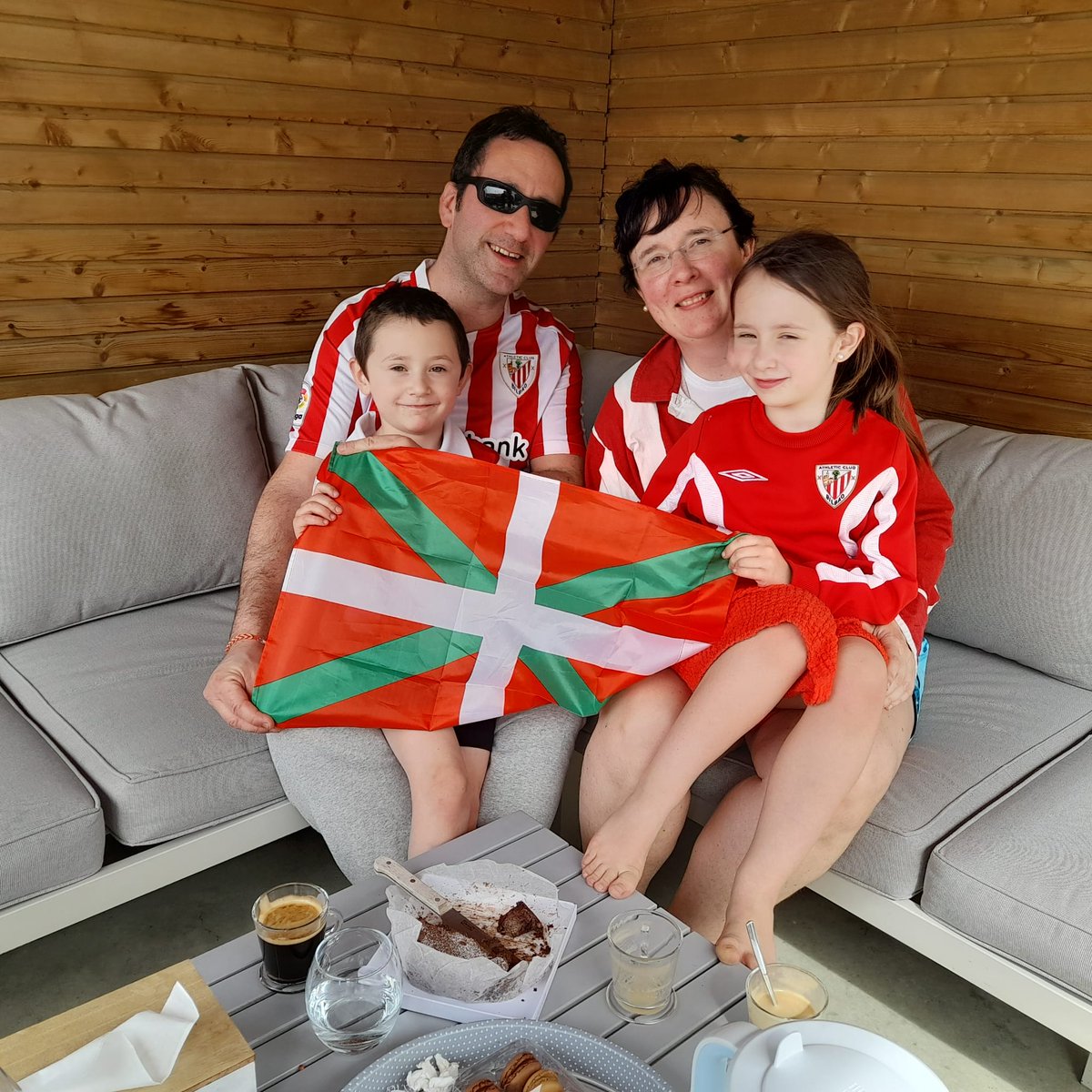 ivanalbestain's tweet photo. Aupa @AthleticClub, a basque family from Belgium. https://t.co/rAUO2xXotb