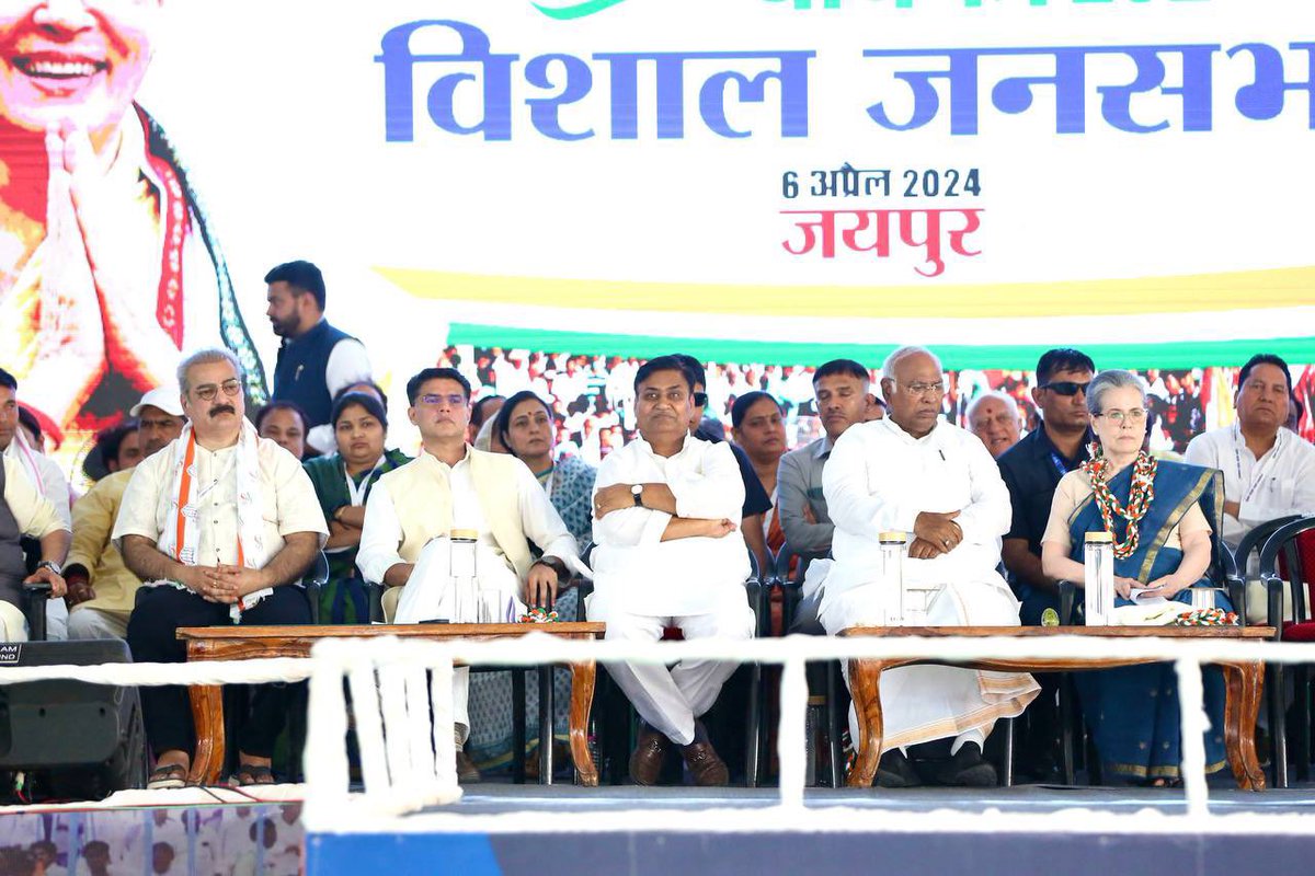 shareef7007's tweet photo. कांग्रेस अध्यक्ष श्री मल्लिकार्जुन खड़गे जी, CPP चेयरपर्सन हमारी नेता श्रीमती सोनिया गांधी जी एवं कांग्रेस महासचिव श्रीमती प्रियंका गांधी वाड्रा जी ने आज जयपुर में कांग्रेस के ‘न्याय पत्र’ का लोकार्पण किया इस दौरान आयोजित जनसभा में भाग लिया 
@INCIndia @INCRajasthan
@SachinPilot https://t.co/KjY9tlSFLY