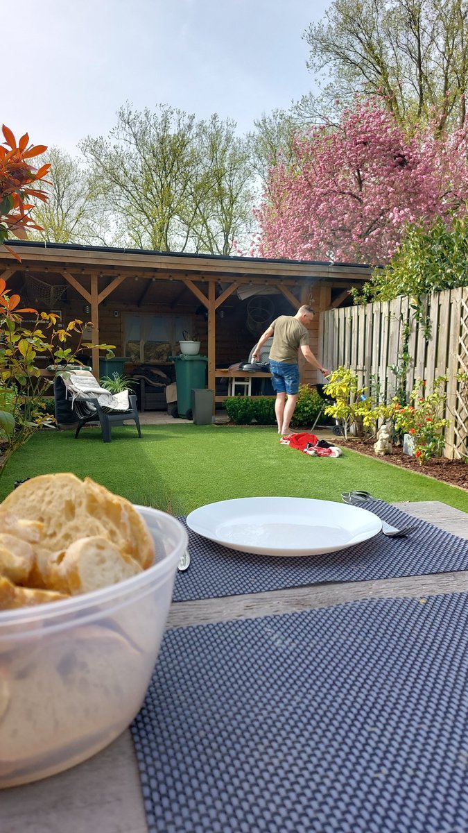 Dientjuh2541's tweet photo. Wij gaan vast beginnen!! Eerste BBQ van het jaar! En wat is het heerlijk buiten! #genieten #eindelijklente https://t.co/di4bXMKgOv