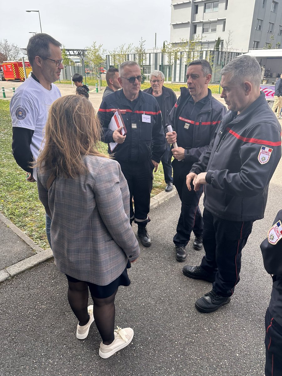 SDMIS69's tweet photo. 🚒 @ZemKhelifi , pdte @SDMIS69, et le CG CLAVAUD, DDMSIS, présents à la JPO de la direction des moyens matériels du SDMIS. https://t.co/gfxsk0p2OR