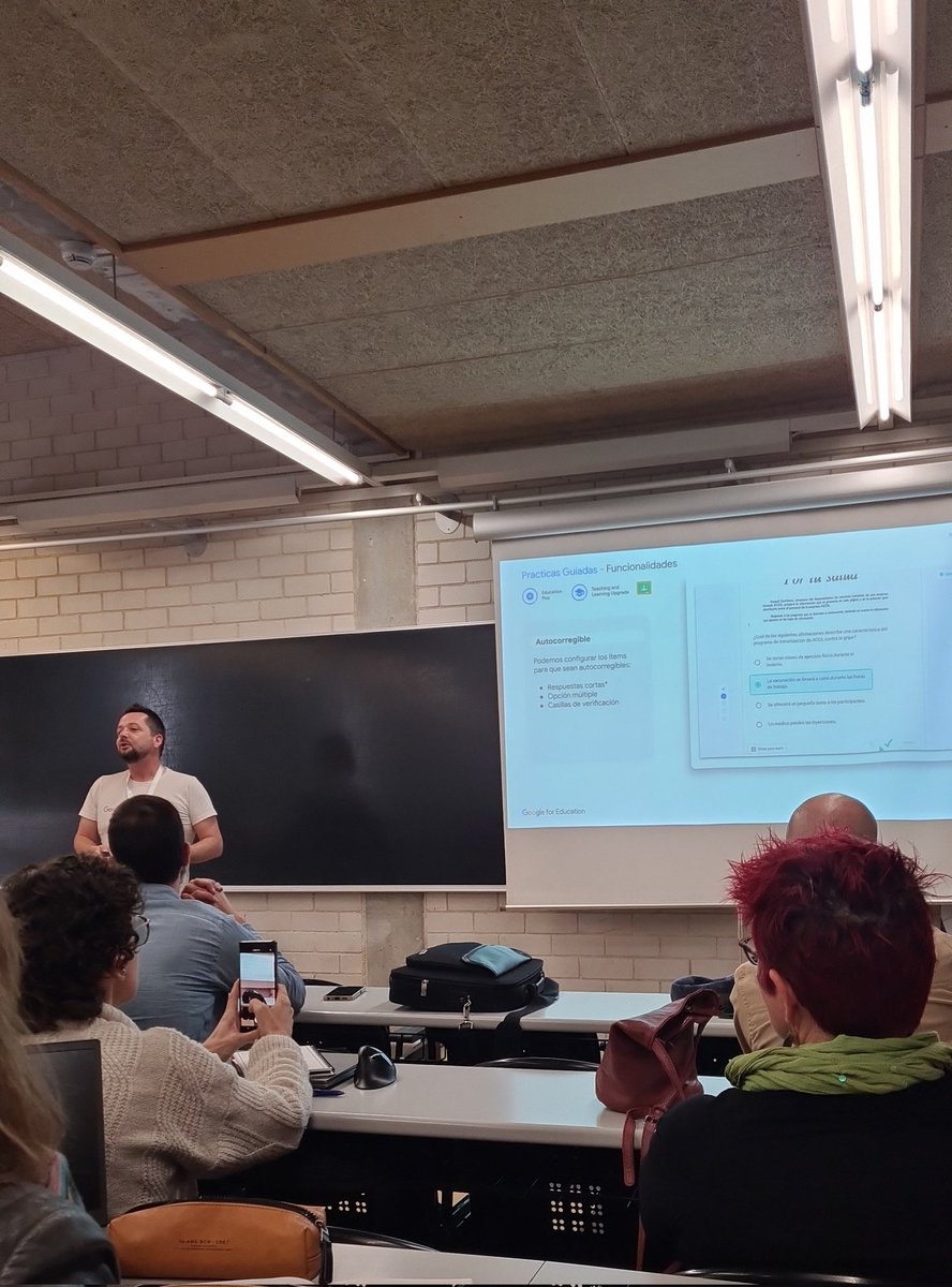 Descobrint la IA en l'àmbit educatiu com a assistent per millorar la pràctica docent de la mà de <a href="/danielamof/">Connecta amb Dani Amo</a> i <a href="/msalasmartinez/">Mariano Salas</a> a <a href="/CollaClic/">Col·la~Clic</a> Molt interessant! #CollaClic2024