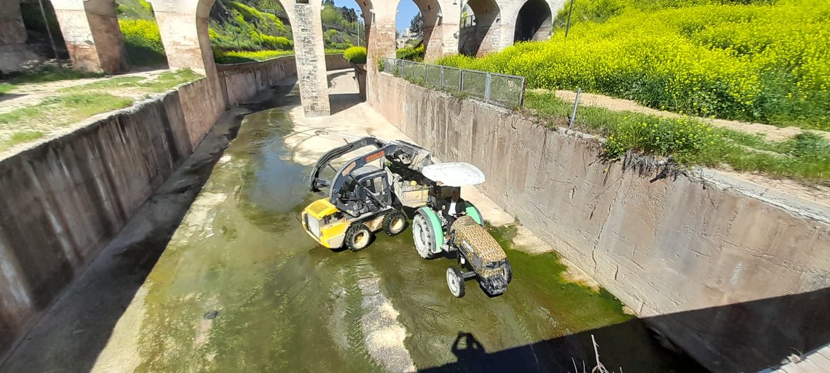 sanliurfabld's tweet photo. Şehir merkezinde dere temizliği çalışmalarımız periyodik olarak devam ediyor🚧

İhtiyaç olan yerlerde zemin, korkuluk ve duvar bakım - onarımlarını da gerçekleştiriyoruz. https://t.co/vafehowhV8