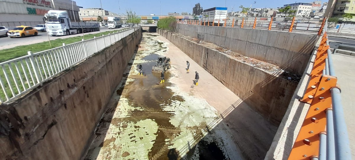 sanliurfabld's tweet photo. Şehir merkezinde dere temizliği çalışmalarımız periyodik olarak devam ediyor🚧

İhtiyaç olan yerlerde zemin, korkuluk ve duvar bakım - onarımlarını da gerçekleştiriyoruz. https://t.co/vafehowhV8