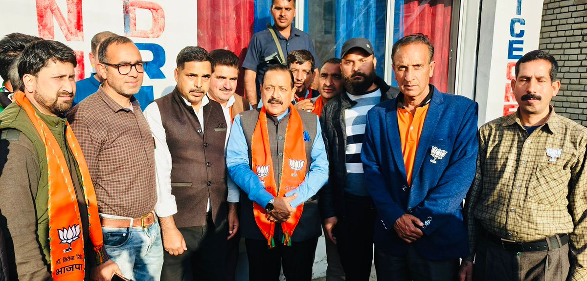 Group photograph with Booth Incharges… the front warriors on the polling day. #Bhaderwah
#PhirEkBaarModiSarkaar