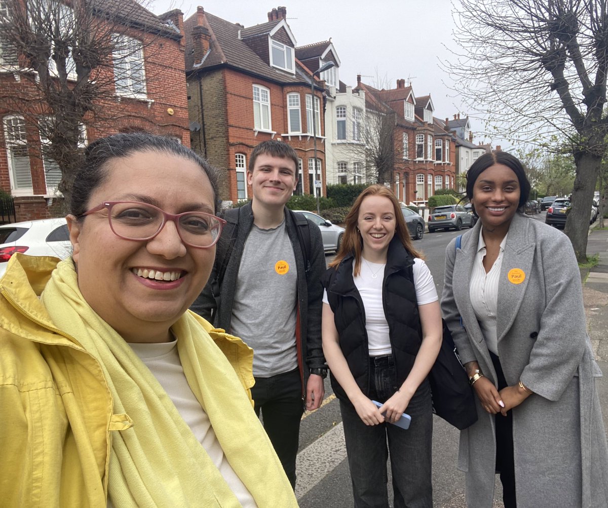 Fantastic weather to kick off our #GetInvolved programme with canvassing for @LondonLibDems and @MertonLibDems in Wimbledon, joining @PaulKohlerSW19 @HinaBokhariLD and @MarkPack 💛