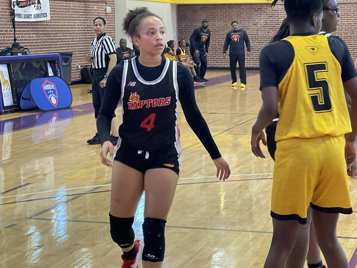 PGH_SCarolina's tweet image. Charleston Raptors 17U Red vs Capital City Tyrants. Tight game Capital City leads 24-18 midway through 2nd half. #PrepGirlsHoops #SwannysRoundballReview