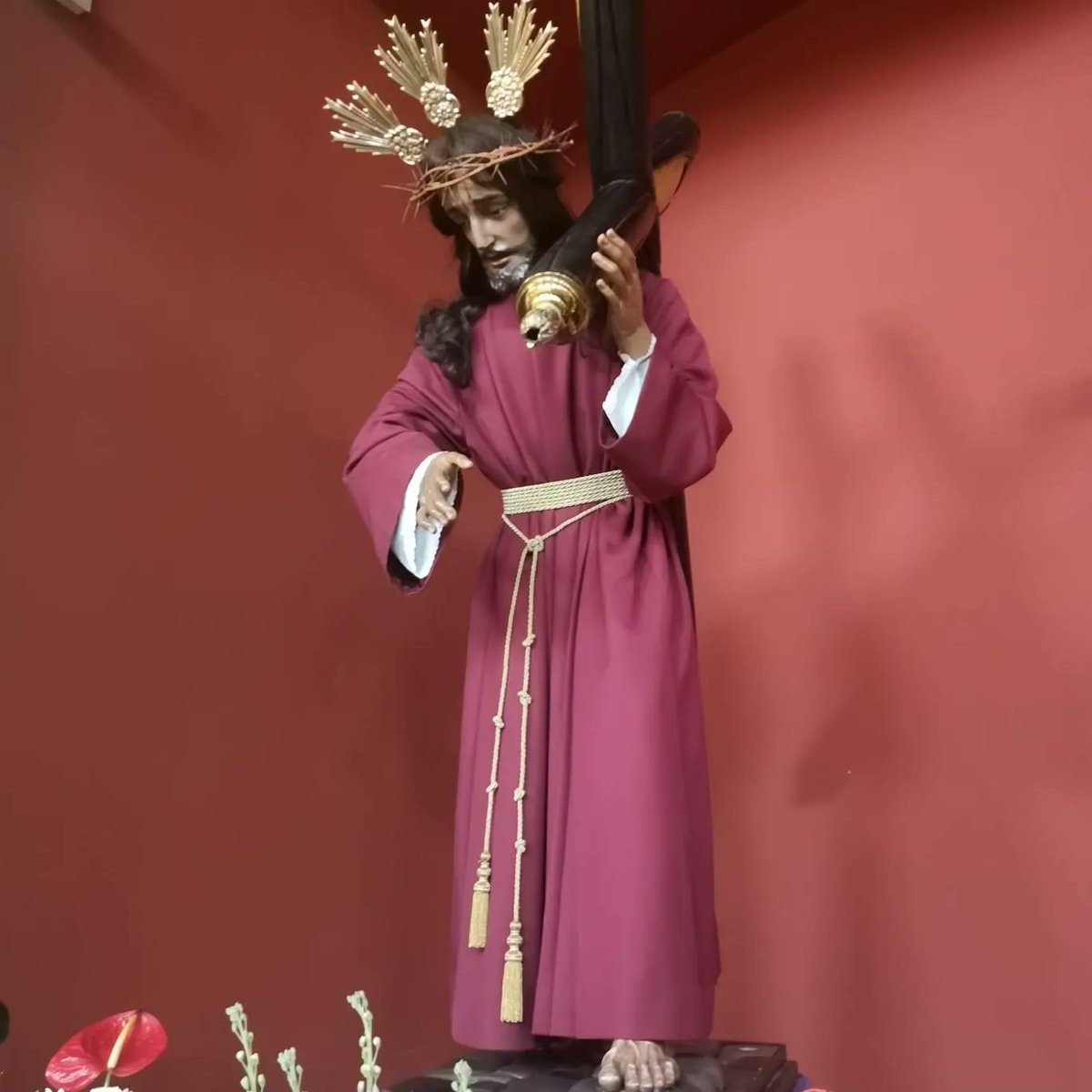 🟣 CAMBIO DE VESTIMENTA 🟣 Nuestro Padre Jesús Nazareno ya se encuentra también en su capilla tras la Semana de Pasión. El Señor de la Estación cambia de atavío completamente luciendo su túnica de sarga color burdeos.
Vestimenta: Lorenzo Pantoja y Juan López
#NazarenoEstacion