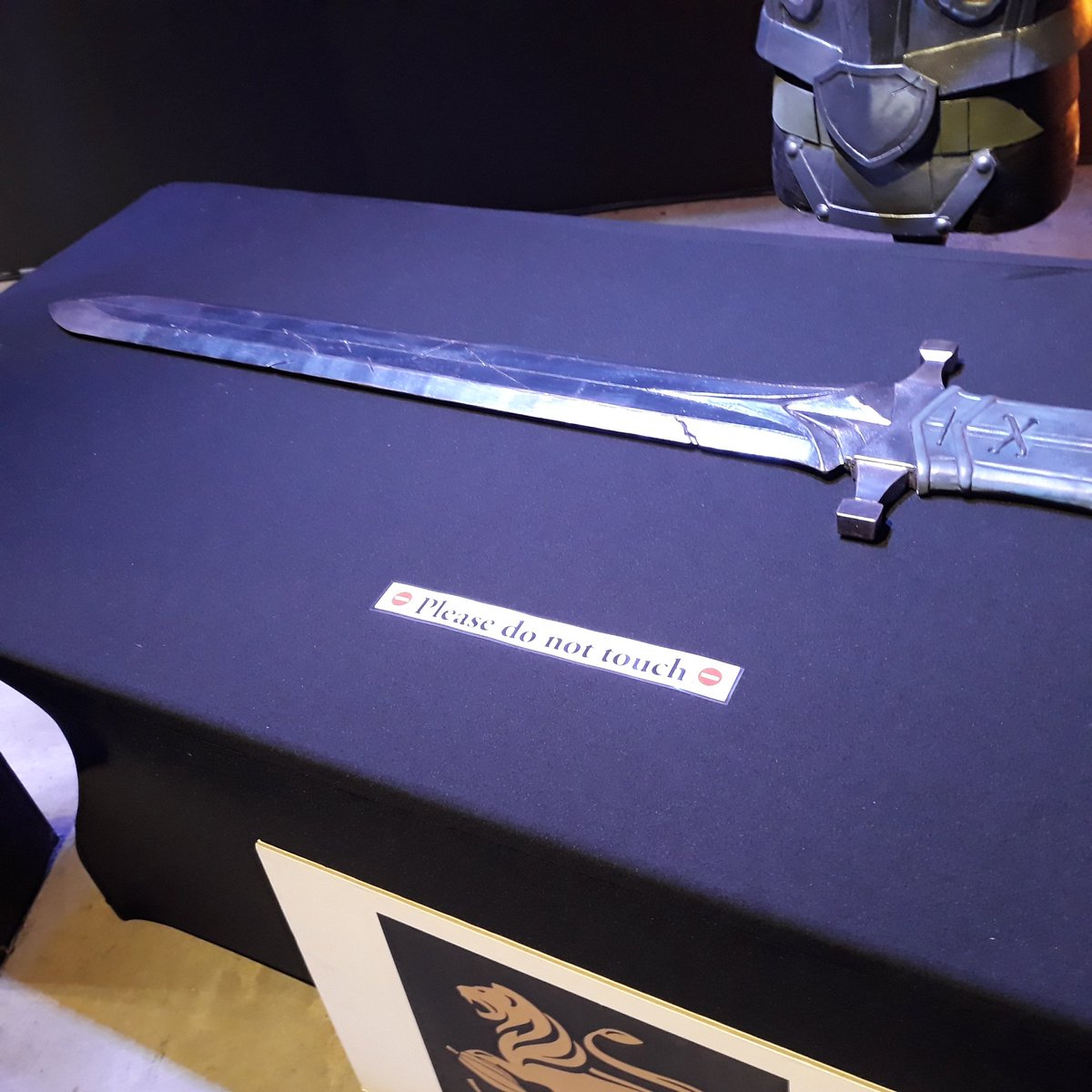 Artesio1's tweet photo. L'armure du Seigneur Ascendant et son épée, entièrement réalisés en chocolat par un maître artisan chocolatier. Incroyable ! 🍫  😍
#ESO10 #ElderScrollsOnline #HighIsle https://t.co/PjXYOk73h3