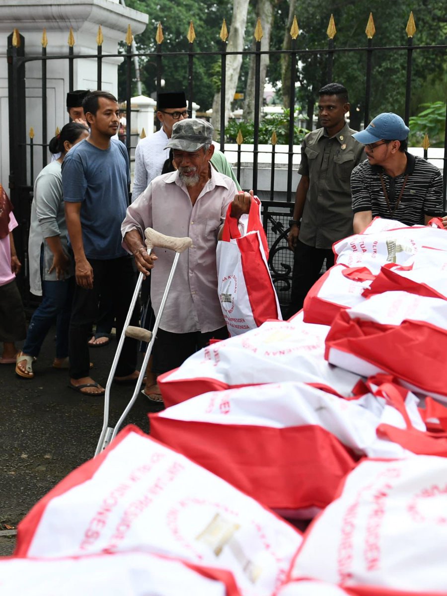 kangdede78's tweet photo. Presiden Jokowi Saksikan Penyerahan Sembako untuk Warga di Halaman Istana Bogor.

Presiden Joko Widodo menyaksikan penyerahan bantuan paket sembako bagi masyarakat di sekitar Kompleks Istana Kepresidenan Bogor, Jawa Barat, pada Sabtu, 6 April 2024. Sekitar pukul 16.40 WIB, Presiden tiba di lokasi dan langsung menyaksikan pembagian sembako di depan salah satu pintu gerbang Istana Bogor.

Tampak antusiasme ribuan masyarakat ikut mengantre untuk mendapatkan bantuan sembako. Salah satunya Liz Handayani yang merasa bersyukur atas sembako yang ia terima jelang hari raya Idulfitri.

"Senang banget, bahagia banget, apalagi mau lebaran, Pak Jokowi _is the best,_ selalu kasih yang terbaik buat warga. Terima kasih ya Pak Jokowi, semoga sehat, sukses selalu," ucap Liz.

Senada, Imas, warga lainnya juga merasa terbantu dengan paket sembako yang diterima. Menurut Imas, bantuan tersebut dapat meringankan kebutuhan sehari-hari untuk keluarganya.

"Alhamdulillah orang tidak punya, jadi alhamdulillah ada rejeki buat anak yatim, suami sudah ga ada," tutur Imas.

Tidak hanya warga sekitar, Gian, pengemudi ojek daring yang sedang bekerja juga tidak mengira akan mendapatkan bantuan sembako. Ia menyebut tidak sengaja bergabung setelah melihat ada antrean di depan gerbang Istana.

"Alhamdulillah namanya ojek kan tidak dapet THR ya, ini alhamdulillah dapat THR dari Pak Presiden buat keluarga di rumah. Terima kasih buat Pak Jokowi untuk THR-nya semoga sehat selalu," ujar Gian.

Setelah menyaksikan pembagian sembako sekitar 30 menit, Presiden Jokowi kembali ke Istana Kepresidenan Bogor. Turut mendampingi Presiden dalam kesempatan tersebut yaitu Wali Kota Bogor Bima Arya Sugiarto dan Wakil Wali Kota Bogor Dedie A. Rachim.

Bogor, 6 April 2024