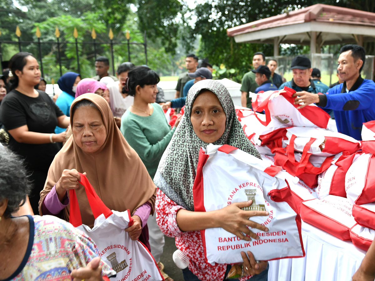 kangdede78's tweet photo. Presiden Jokowi Saksikan Penyerahan Sembako untuk Warga di Halaman Istana Bogor.

Presiden Joko Widodo menyaksikan penyerahan bantuan paket sembako bagi masyarakat di sekitar Kompleks Istana Kepresidenan Bogor, Jawa Barat, pada Sabtu, 6 April 2024. Sekitar pukul 16.40 WIB, Presiden tiba di lokasi dan langsung menyaksikan pembagian sembako di depan salah satu pintu gerbang Istana Bogor.

Tampak antusiasme ribuan masyarakat ikut mengantre untuk mendapatkan bantuan sembako. Salah satunya Liz Handayani yang merasa bersyukur atas sembako yang ia terima jelang hari raya Idulfitri.

"Senang banget, bahagia banget, apalagi mau lebaran, Pak Jokowi _is the best,_ selalu kasih yang terbaik buat warga. Terima kasih ya Pak Jokowi, semoga sehat, sukses selalu," ucap Liz.

Senada, Imas, warga lainnya juga merasa terbantu dengan paket sembako yang diterima. Menurut Imas, bantuan tersebut dapat meringankan kebutuhan sehari-hari untuk keluarganya.

"Alhamdulillah orang tidak punya, jadi alhamdulillah ada rejeki buat anak yatim, suami sudah ga ada," tutur Imas.

Tidak hanya warga sekitar, Gian, pengemudi ojek daring yang sedang bekerja juga tidak mengira akan mendapatkan bantuan sembako. Ia menyebut tidak sengaja bergabung setelah melihat ada antrean di depan gerbang Istana.

"Alhamdulillah namanya ojek kan tidak dapet THR ya, ini alhamdulillah dapat THR dari Pak Presiden buat keluarga di rumah. Terima kasih buat Pak Jokowi untuk THR-nya semoga sehat selalu," ujar Gian.

Setelah menyaksikan pembagian sembako sekitar 30 menit, Presiden Jokowi kembali ke Istana Kepresidenan Bogor. Turut mendampingi Presiden dalam kesempatan tersebut yaitu Wali Kota Bogor Bima Arya Sugiarto dan Wakil Wali Kota Bogor Dedie A. Rachim.

Bogor, 6 April 2024