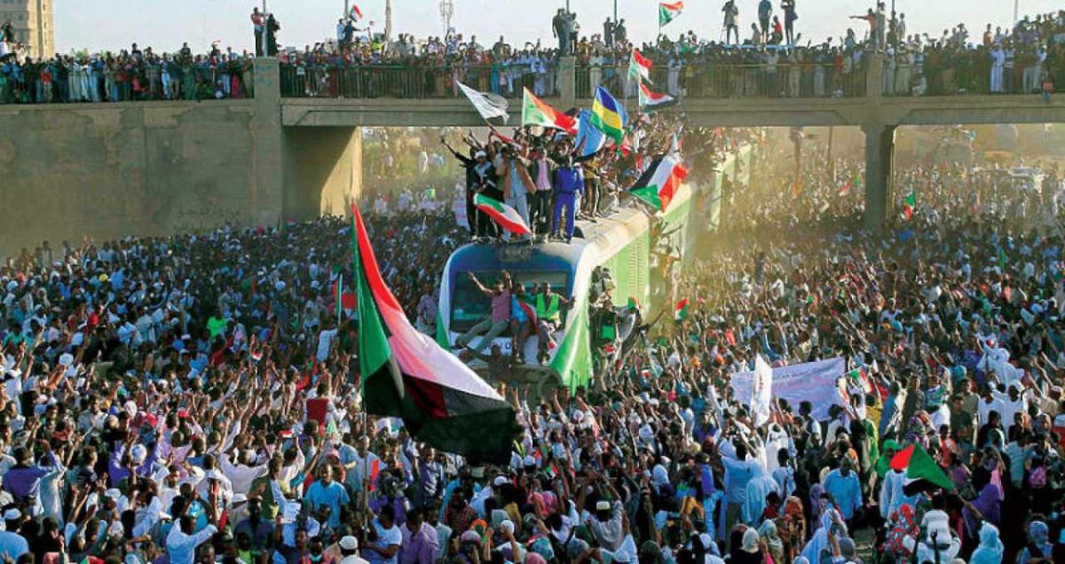 بسم الله الرحمن الرحيم 
#اتحاد_مغردي_السودان 🇸🇩
 
شعبنا المناضل الجسور
الثوار والثائرات داخل وخارج الوطن 

من غيرنا يعطي لهذا الشعب معنى أن يعيش وينتصرْ

من غيرنا ليقرر التاريخ والقيم الجديدةَ والسيرْ ⬇️
#٦ابريل