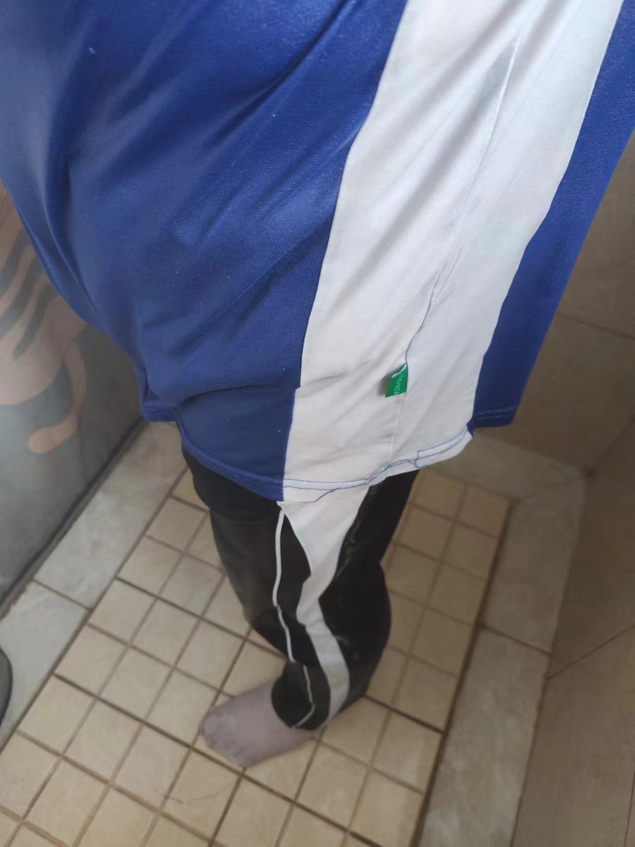 24小时穿着校服的感觉真好。洗澡也不脱了。当然也不许脱。
话说图3正在排泄不知道有没有看出来