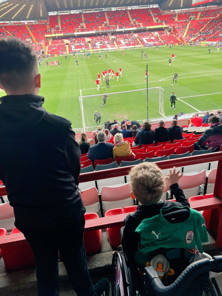 Louie really wants a win today ❤️ I asked him how many goals he wanted @BarnsleyFC to score... his answer was 4... here's hoping 🙏 c'mon lads