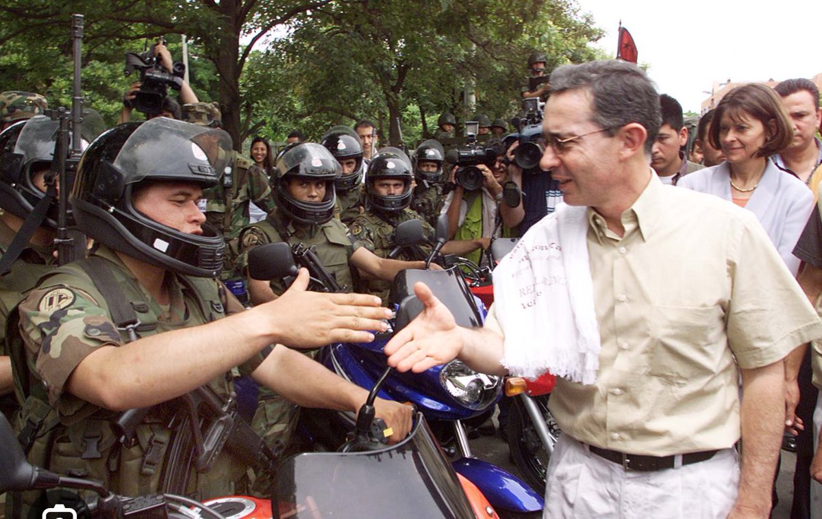 @RevistaSemana El mejor presidente de la historia de Colombia @AlvaroUribeVel!! Sigue vigente a pesar de los ataques de la izquierda recalcitrante y podrida del país. Si se vuelve a lanzar gana en primera vuelta sobrado . 💪🇨🇴