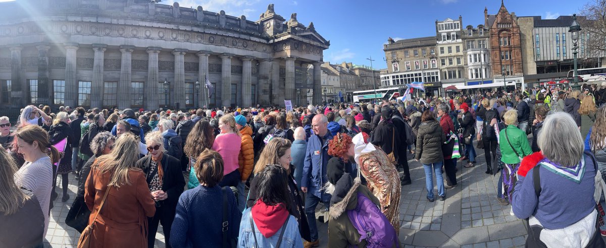 LOTS of Terfs on ‘their’ turf. 😈💚🤍💜

#LetWomenSpeakEdinburgh