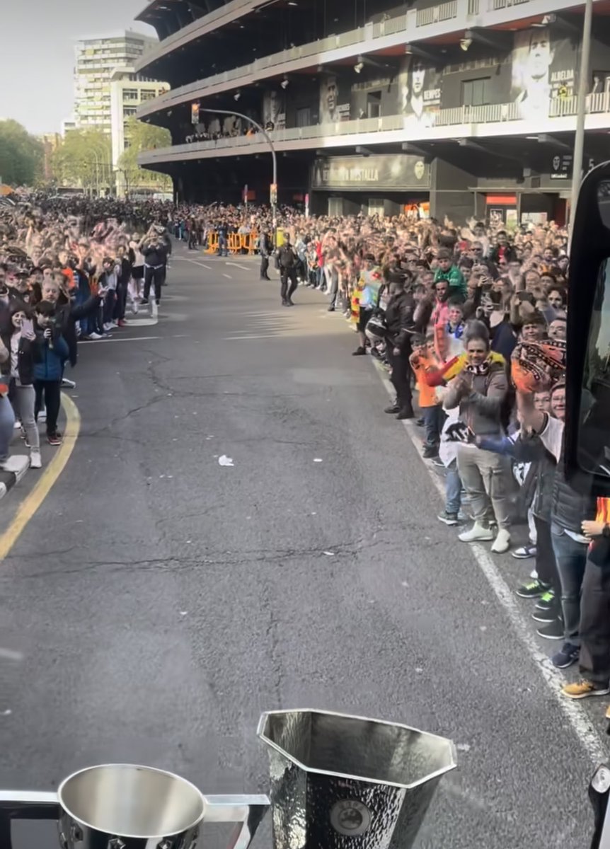 CityFirmVcf's tweet photo. Ahora me explicáis coherentemente por qué ayer así, y de normal caballero súbase a la acera a 100 metros. https://t.co/TOq5p43Zpc