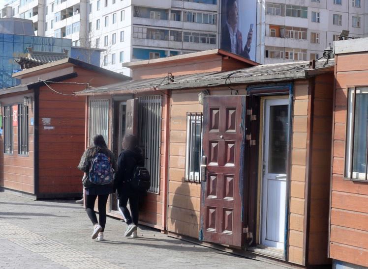 Дотроо хувинд бааж шээдэг.

Өдөржин цуглуулж байгаад шөнө нь гаргаад ойр зуур цацчихдаг. Заваан орчиндоо пирошки мантуун бууз зарна

Сургуулийн хүүхдэд тамхи ширхэглэнэ, архи шаглана.

Түцнээсээ хэзээ салах вэ.

Салмаар л байна