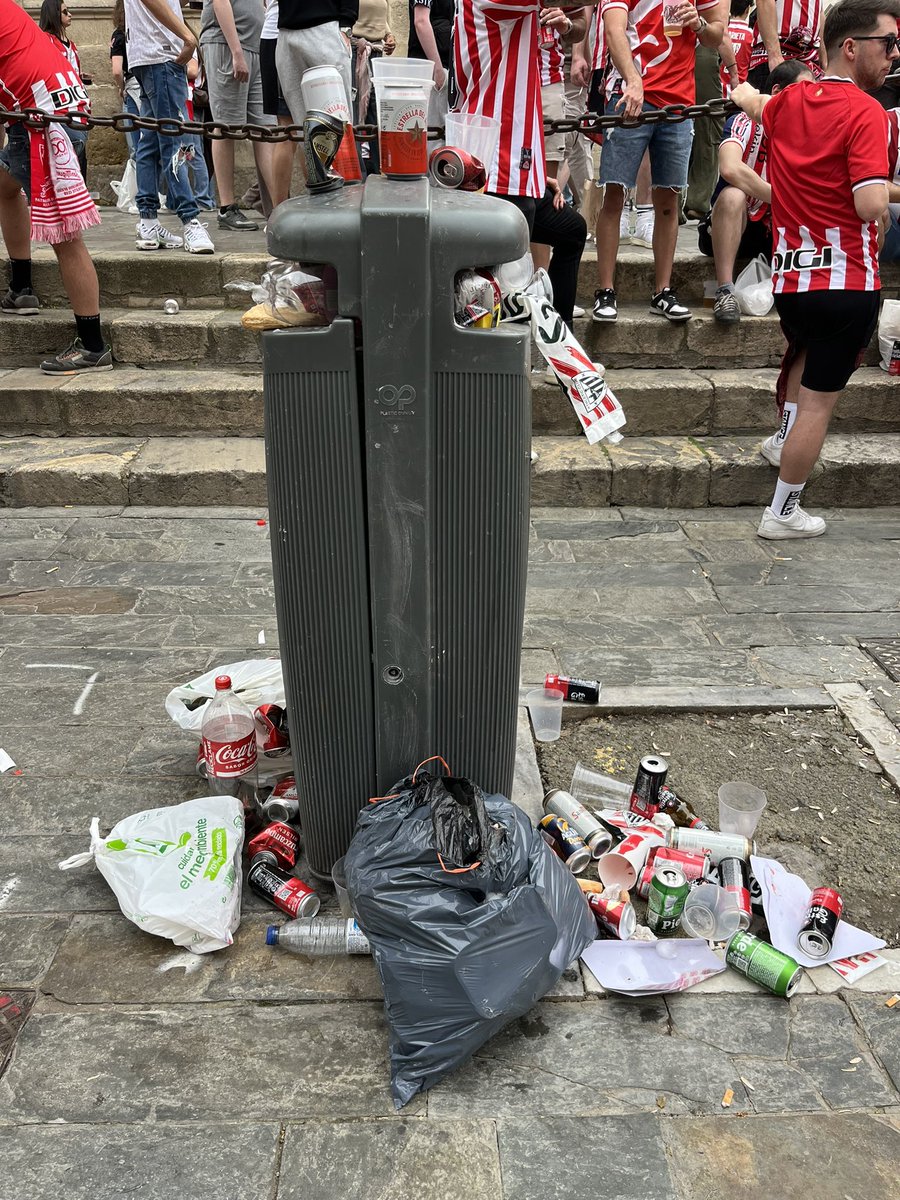 AbFer86's tweet photo. Debería daros vergüenza. Me da igual lo del fútbol. Pero educación y respeto? Todo vale entonces? Nunca he visto tanto nivel de descaro. 
@Ayto_Sevilla @AndaluciaJunta 

#AthleticClub #SevillaHoy #CopaDelRey https://t.co/R3SamiHJUD