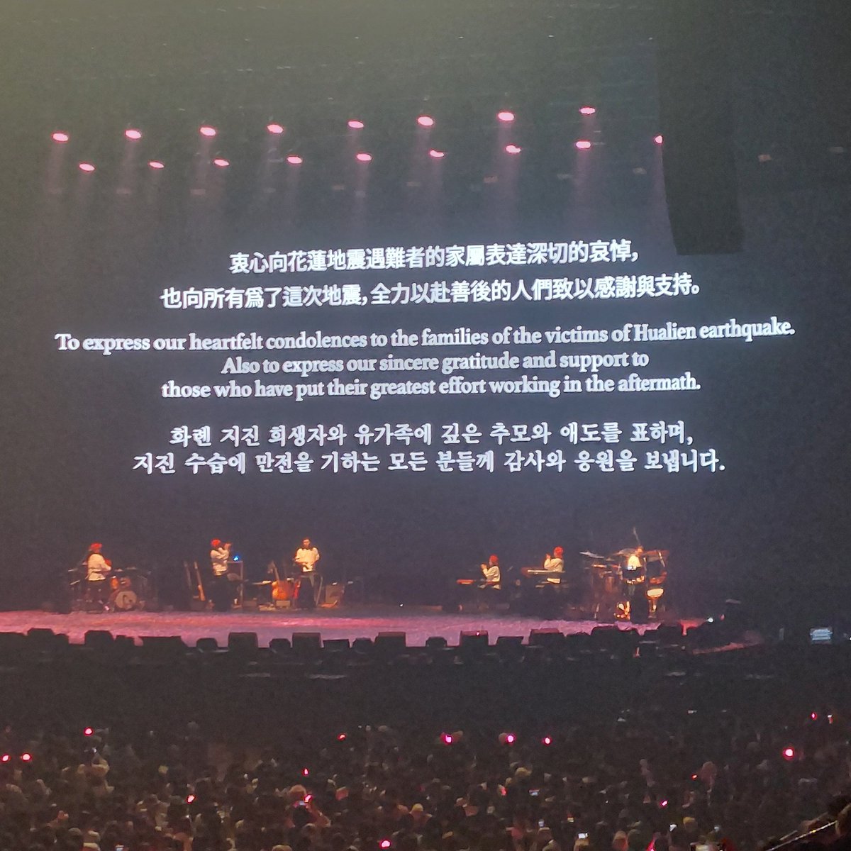 姐姐說最後一首她想自己決定
在唱了Love poem之後螢幕寫下了這些....

謝謝IU。
台灣謝謝妳！！！