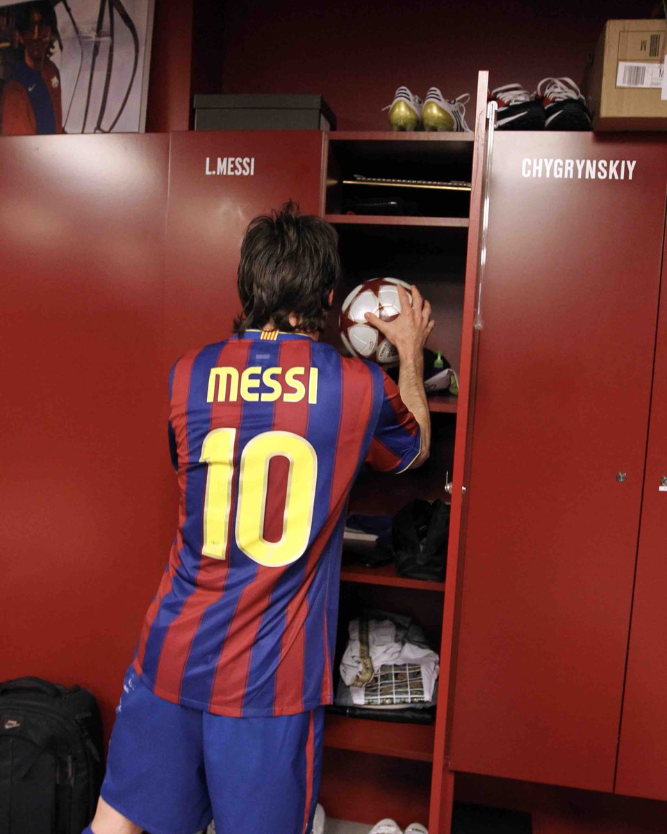 FCBarcelona_es's tweet photo. Guardando el balón del póker ⚽️ https://t.co/wvPrbOU2VO