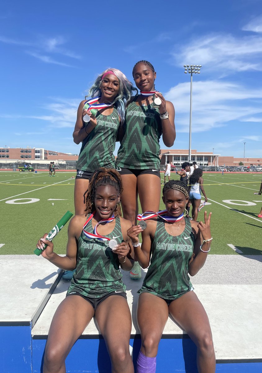 Siemers_XC_TF's tweet photo. Why are these ladies smiling??

@trackstardaeda, @SydDaKyd07, @samaralister and @deayani1105 
just finished 🥈in the District 4x200 running the 2nd fastest time in school history at 1:40.67 😤

Congrats girls!  Area is next. 

#TheCreekIsRising https://t.co/y5bD1cKdtL