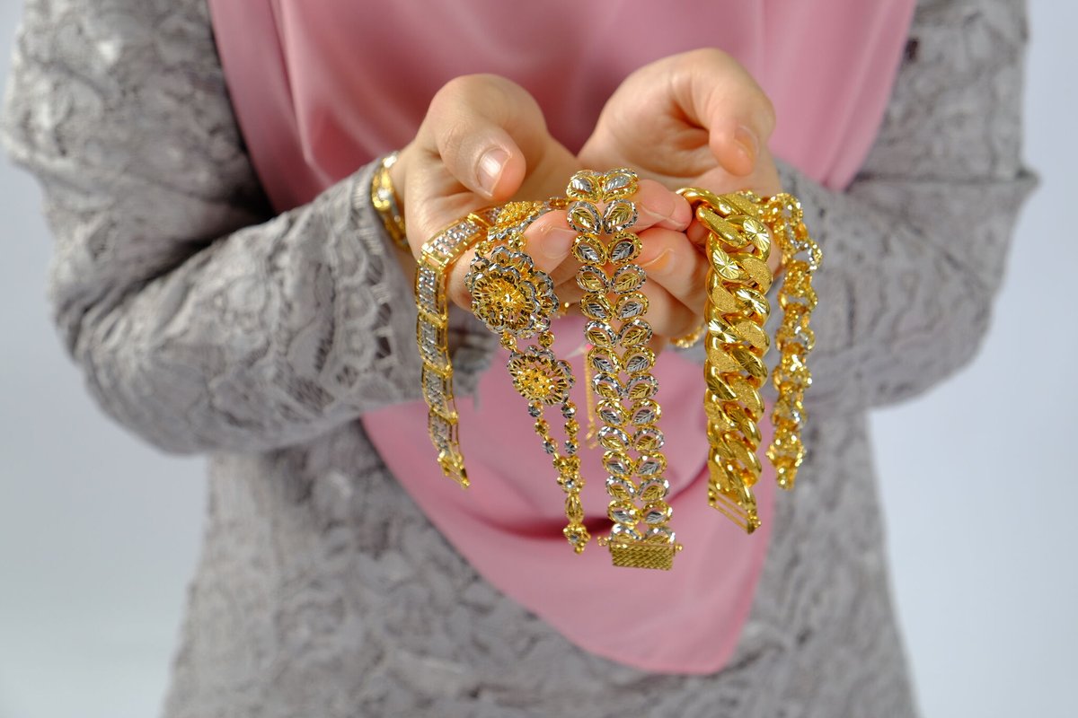 Is there #Zakat on jewelry in Islam? If so, what are its conditions and how can we give 🤲🏽 ? Learn these answers and more by clicking link 🔗: bit.ly/3vEuZuu