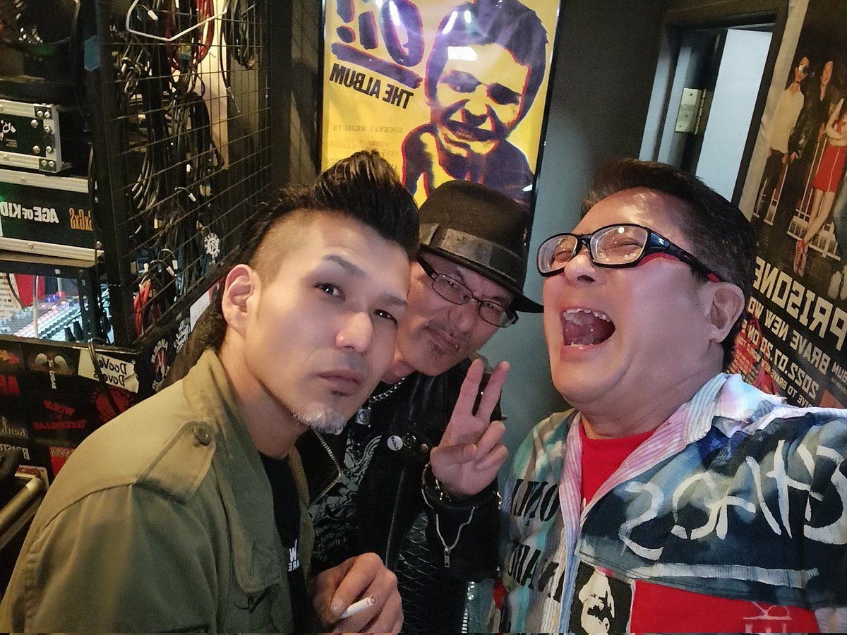 z_piratesrocks3's tweet photo. コロナ禍明け
はじめてちゃんと打ち上げ出たな(笑)
#KingofKings
#KOK
#KingofKingsvol4
#KingofKings4
#KOK4
#NOCUT
#SELFSTYLE
#バンドレッドナックル
#蜥蜴TOKAGE
#DJz
#柴崎RATHOLE
#PUNKROCK
#ROCKnROLL
#LIVE
#GIG https://t.co/PTBJhZx1Eq