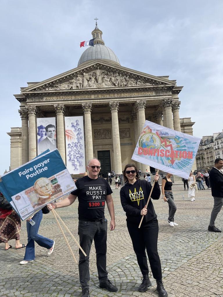 Getting ready for the #makerussiapay rally in Paris! @HopkoHanna @ICUVua