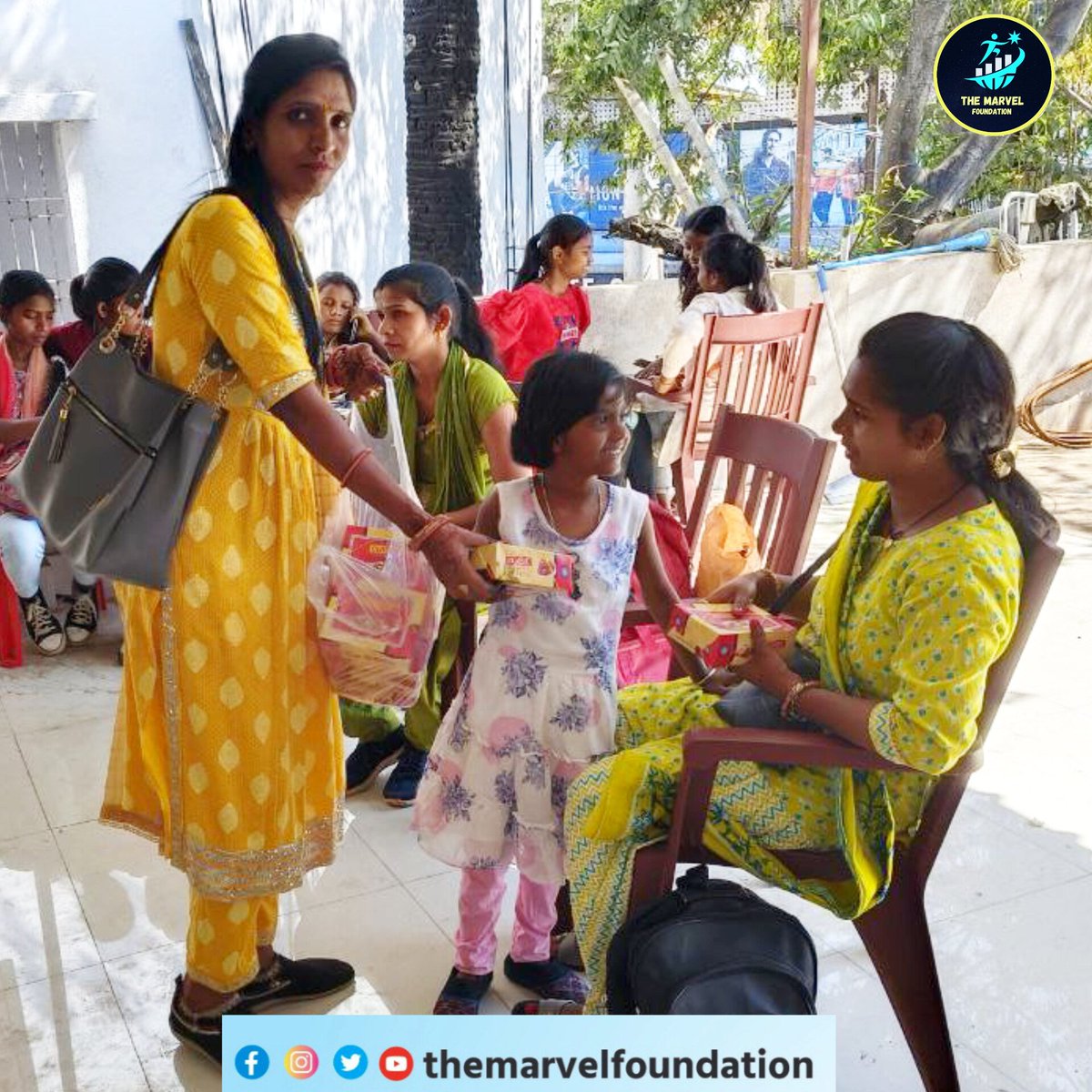 नास्ता वितरण करते हुए
.
.
.
#socialwork #नास्तावितरण #FemaleEmpowerment #WomenSupportingWome #InspirationalWomen
#themarvelfoundation #Deoghar #jharkhand