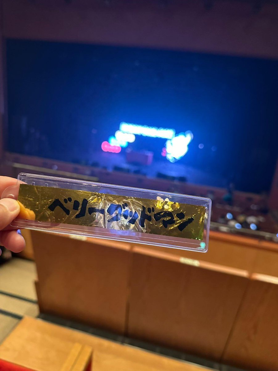 SHassuru's tweet photo. 今日の浪切ホール前にて
こちらを探されている方いませんかぁー？？？
優しい人が大切に預からせていただいています。
お心あたりの方はご一報くださいね☺️💃
#ベリーグッドマン
#浪切ホール
#思い出の品
#拾っちゃった
#お心あたりの方お待ちしています https://t.co/s2bfqpUxEM