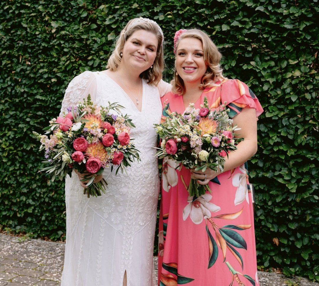 Throwback to a wedding last year! Beautiful hot colours with a relaxed feel! Bride carried a bouquet of Dahlia, Spray Roses, Phlox, Stocks, Matricaria, Asters, Snapdragon and Olive foliage 🧡 #bridesbouquet #weddingflowers #weddinginspiration #cheltenhamflorist #cotswoldflorist