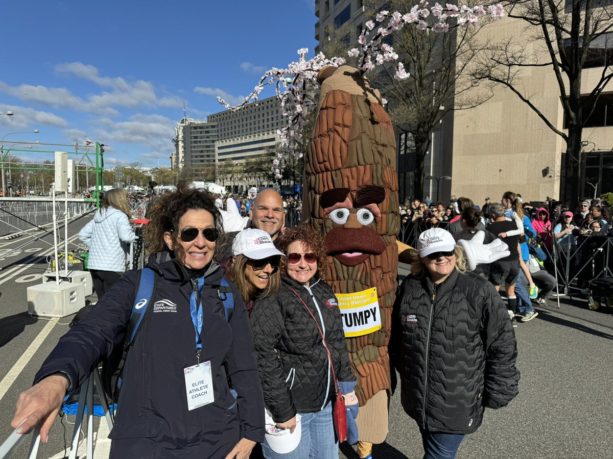 It’s on! @ChildrensNatl’s Dr. Bear and @CUCB’s Stumpy are cheering on the Kids Run participants alongside hundreds of credit union volunteers! @WeArePSCU @TruStage @AmericasCUs @CMNHospitals