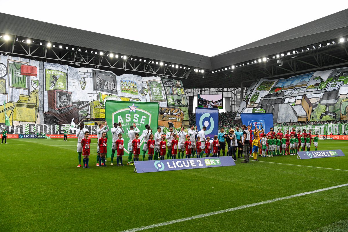 ActuFoot_'s tweet photo. MAGNIFIQUE. 😍💚🇫🇷

Pour les 90 ans du club, les supporters de l’AS Saint Étienne ont sorti le grand jeu face à l’US Concarneau !

Ces supporters méritent la Ligue 1. 👏 https://t.co/3UCLJ7sv2f