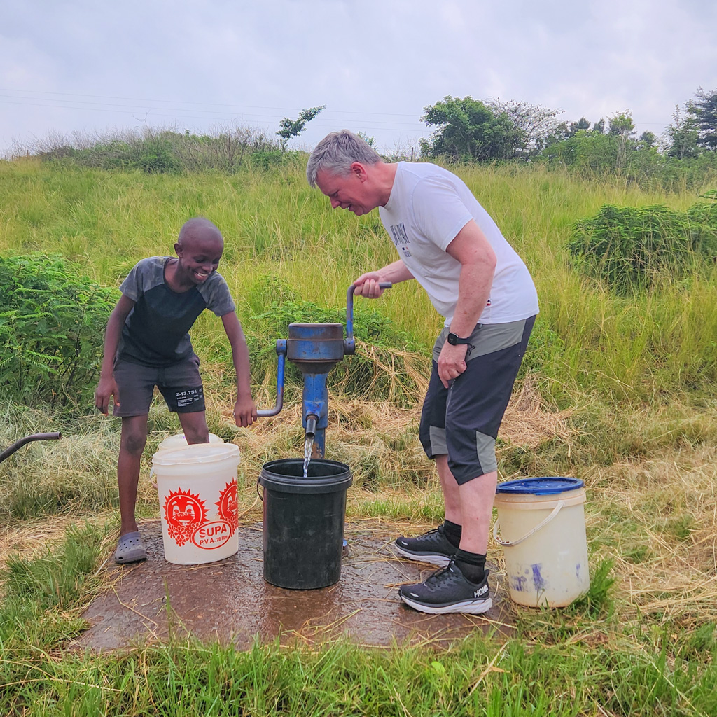 Zulufadder's tweet photo. I dette området er det tilgjengelig vann hver lørdag. Fadder Thor Erling hjelper til med å pumpe vann i 20-liters bøtter som bæres hjem på hodet  🚰 💧 💦 https://t.co/xnsyCC5Mvq