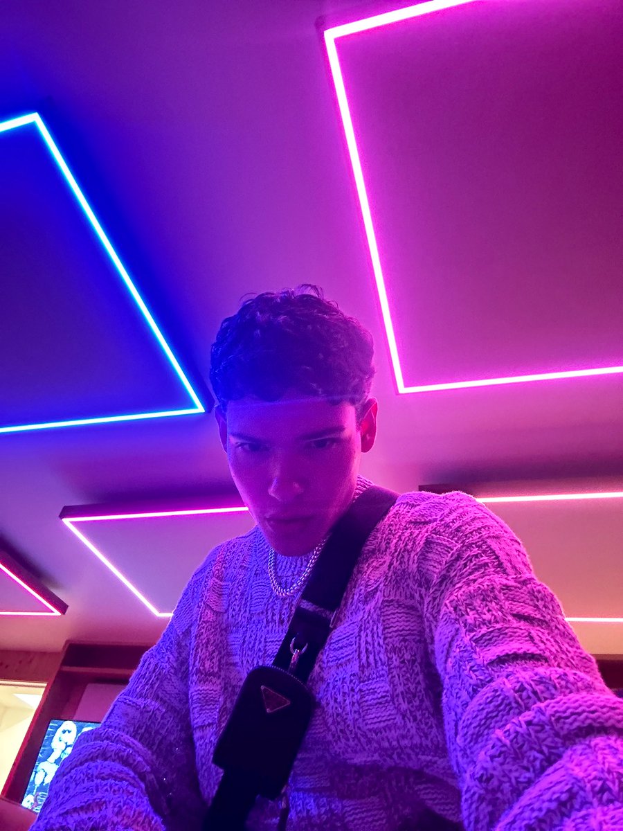OmarRudberg's tweet photo. So take me slowlyyyy to the red liiiight https://t.co/lJMeluThG7