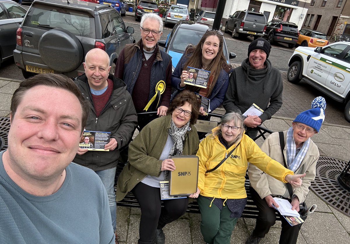 Gorgeous morning out on the doors in Duns ☀️ Great chats with voters and always lovely spending time with this lot! #ActiveSNP #VoteSNP