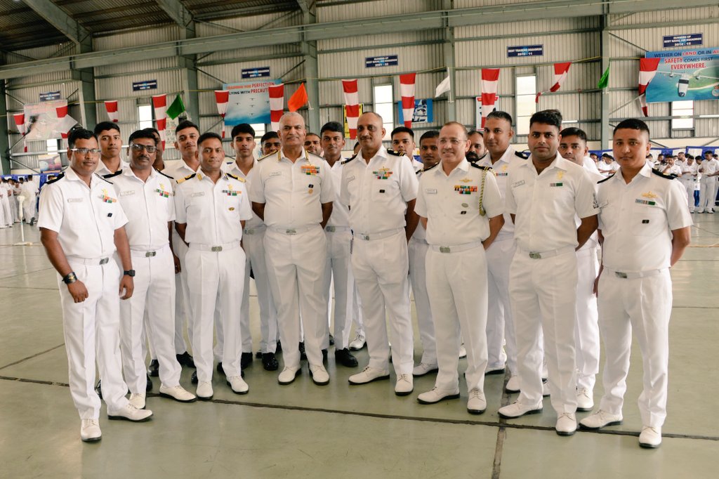 A traditional 'Barakhana' on farewell visit of Adm R Hari Kumar,#CNS was held at @IN_Garuda on #05Apr 24. Addressing #SNC Parivaar, CNS urged all personnel to perform their duty with courage and work together as a team safeguarding the nation's maritime interests. #SamnoVarunah