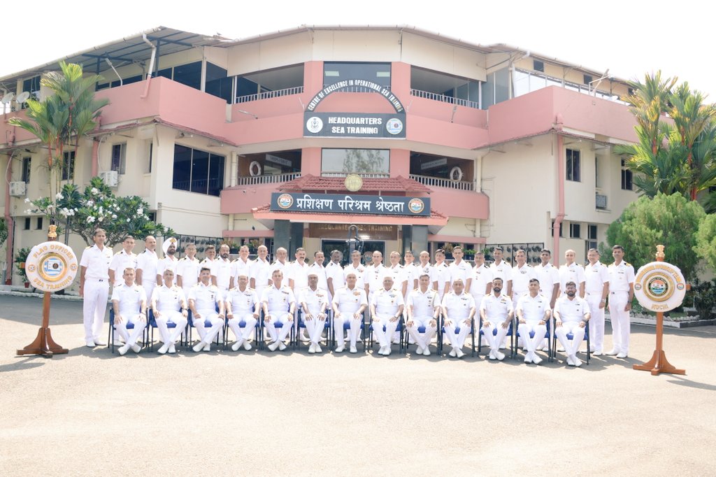 #CNS visited HQ Sea Training, where he was the 16th Flag Officer Sea Training from 2013 - 2014. Acknowledging active contribution of Work up teams in last 3 decades, he emphasised to stay focussed towards #SHIPS FIRST approach & provided professional guidance.