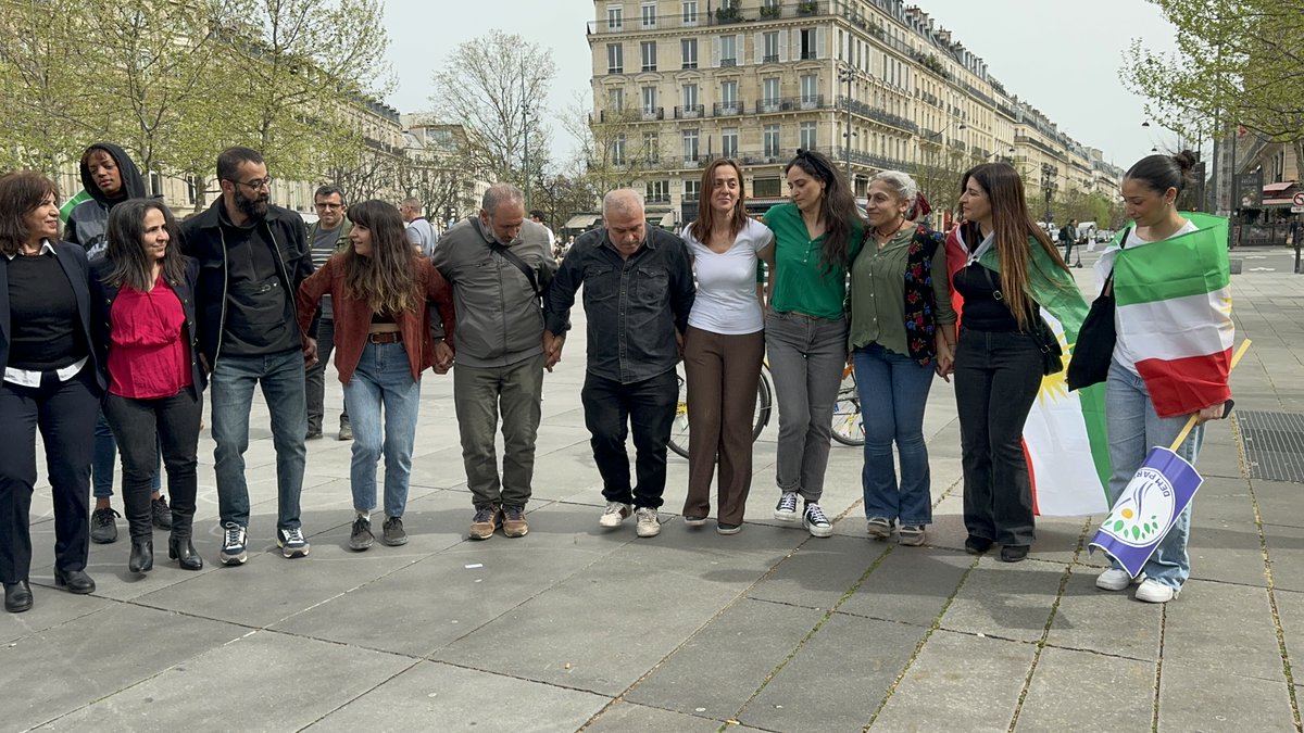 Sur la Place de la République pour défendre la démocratie et la volonté du peuple kurde. Malgré la victoire de la résistance de Van, beaucoup de mairies kurdes sont encore menacées par le régime liberticide d'Erdogan. La lutte continue! Merci aux nombreux élus et représentants…