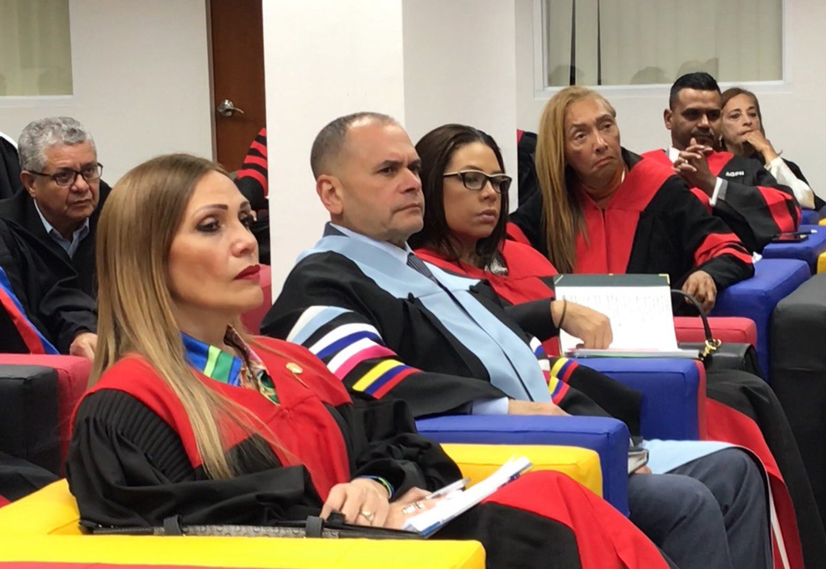 ucsardigital's tweet photo. Doctorado en Derecho Procesal Constitucional es un hito en el desarrollo de la Norma Suprema del país. Participan Presidentes de los Poderes Públicos, Ministros, Magistrados, Docentes, Autoridades Civiles y Militares de #Venezuela 
.
@YVKE_Mundial
@UNoticias @CaraotaDigital https://t.co/aiQXEnB24G