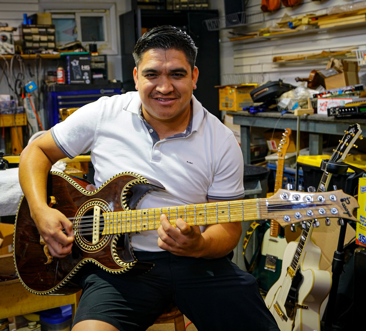 Another friend I’ve made very happy.
I repaired his Bajo Sexto
Otro amigo que he hecho muy feliz.
Reparé su Bajo Sexto
#Luthier #BajoSexto #CarlZeissLenses #photography