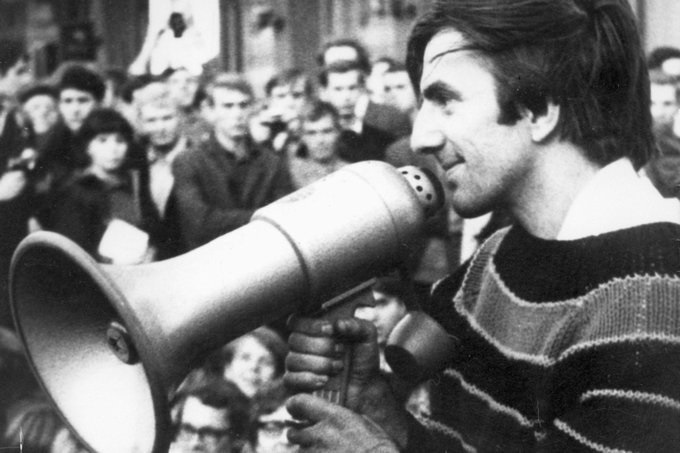 Heute vor 56 Jahren, am 11. April 1968, wurde auf Rudi Dutschke geschossen. Vor dem Anschlag Hetze die '#Bild', die mit den Worten „nicht die ganze Dreckarbeit der Polizei und ihren Wasserwerfern überlassen“ den Nazi Josef Bachmann zur Tat ermutigte. #RudiDutschke #Antifa