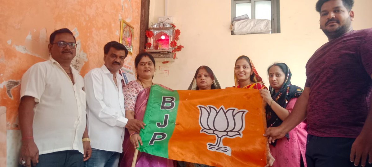 BJP4Mumbai's tweet photo. अंधेरी (पू) मोगरापाडा प्रभाग क्र. 72 येथे भारतीय जनता पक्षाचा स्था��ना दिवस मोठ्या उत्साहात साजरा करण्यात आला. 
यावेळी शक्तीप्रमुख ओमप्रकाश गुप्ता,राखी ओमप्रकाश गुप्ता भाजपा पदाधिकारी कार्यकर्ते उपस्थित होते. https://t.co/qIzYg3WSjw
