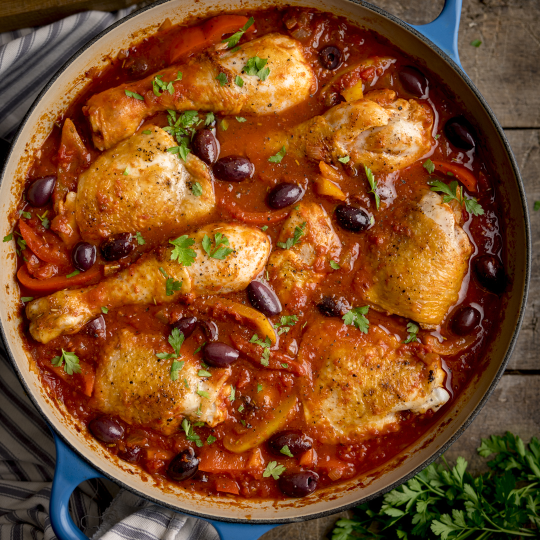 Chicken Cacciatore, also sometimes known 'Italian hunter's stew' is made with onions, herbs, wine and tomatoes. 
This family friendly-one pot meal, uses chicken thighs and drumsticks, keeping it in budget.

kitchensanctuary.com/chicken-caccia…
#Chicken #KitchenSanctuary #Foodie