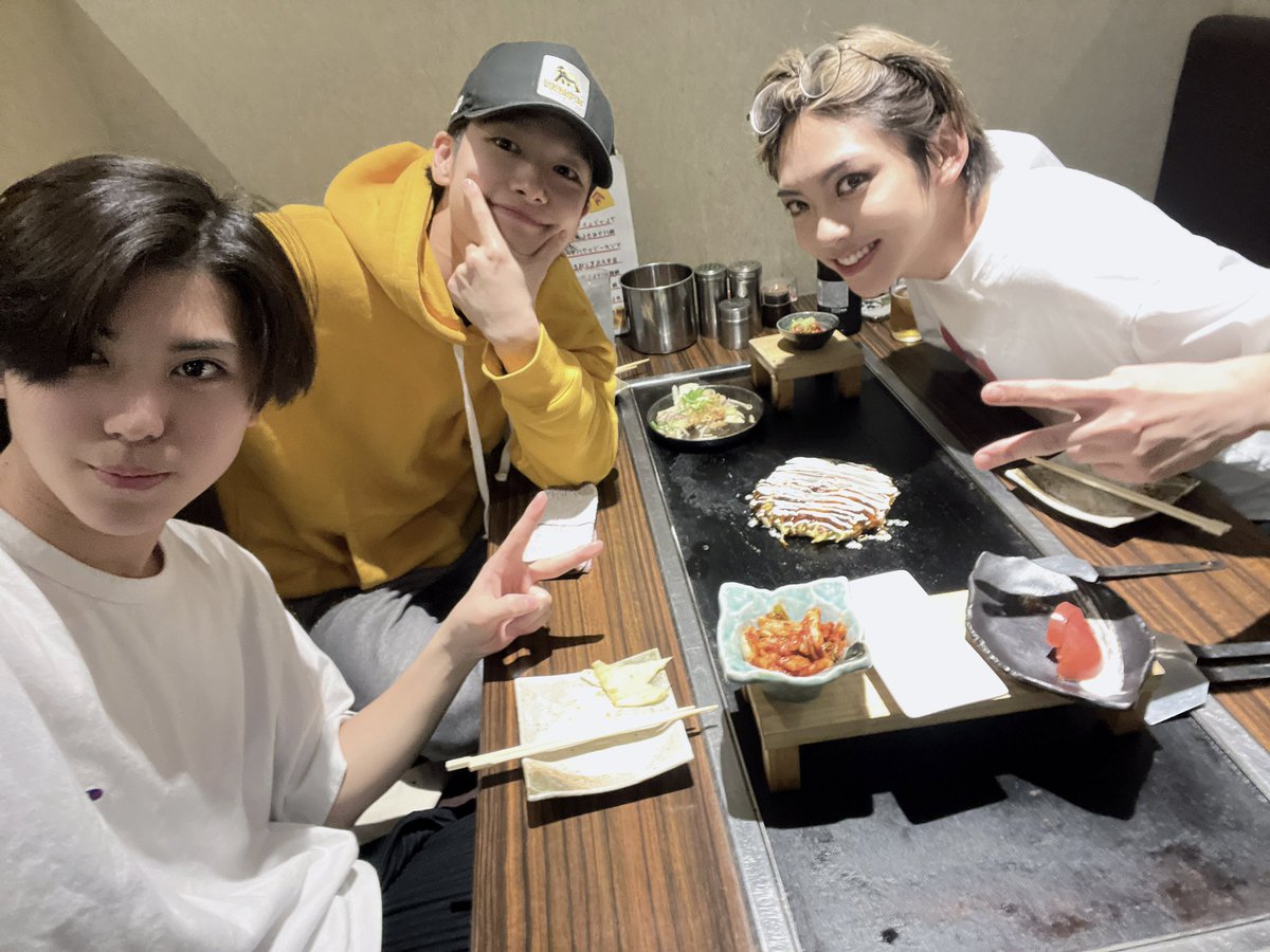 yukia_takano's tweet photo. Buster Bros!!! でご飯行きました！
大阪と言えばのお好み焼き🐙

明日は千秋楽。
気合い入れて臨みます！

 #ヒプステ https://t.co/va5OU8GYn6