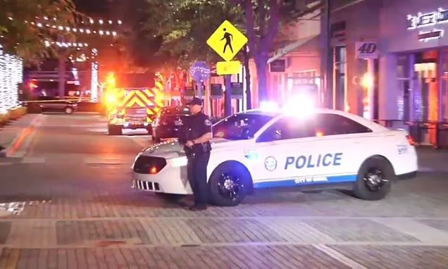 #Breaking: Tragic news from Florida: 2 dead, 7 wounded in shootout at Martini Bar in Doral. A security guard killed while intervening in a fight, and chaos ensues with multiple injuries before police neutralize the shooter.

#FloridaShooting #DoralShooting