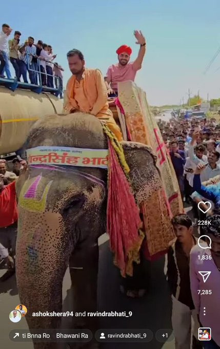चुनाव आयोग <a href="/ECISVEEP/">Election Commission of India</a> रवींद्र भाटी जब हाथी पर चढ़ता हैं तब यह पशुओं के साथ क्रूरता के दायरे में नहीं आता लेकिन एक आदिवासी <a href="/roat_mla/">Rajkumar Roat</a> जब ऊँट पर बैठता हैं तब वह कैसे क्रूरता की श्रेणी में कैसे आता हैं ? 

दोहरा मापदंड नहीं चलेगा। नोटिस वापस लो अन्यथा बहुत फ़जीहत होगी।

 #ECI_जबाब_दो
