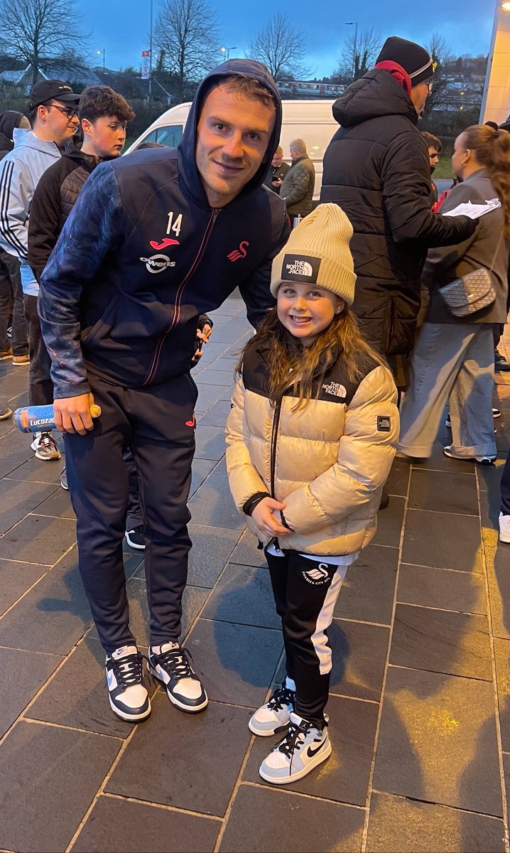 #JacksAtHome .. Could Alan please give a shout out to our granddaughter - Daisy Watkins, who’s 8 tomorrow and is watching the game at home with her Bampi!

Hoping we can get a win today and come on you Swans 🦢 

#UppaJacks