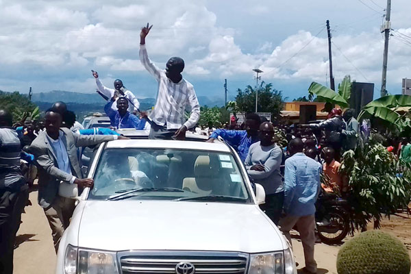 HuduHussein's tweet photo. Dr. @kizzabesigye1 says he is back from his political holiday. 2026 is just nearby. You guys will understand that @HEBobiwine has no strength. Except in Central, he won't beat Besigye elsewhere. Most importantly, @KagutaMuseveni will win very comfortably https://t.co/RKuP6k9yb4